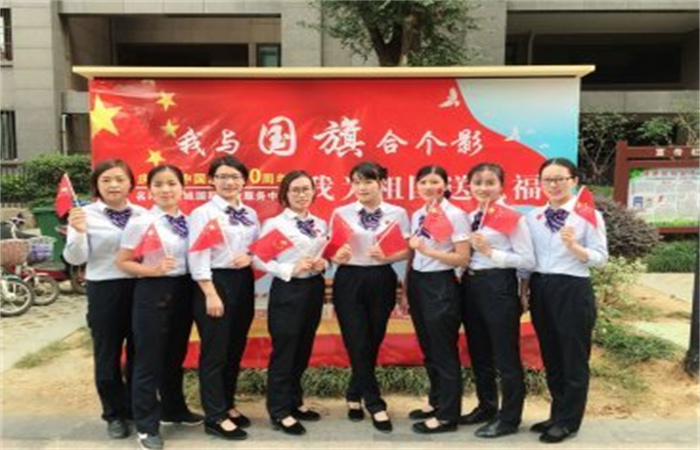 我與國(guó)旗合個(gè)影，共為祖國(guó)慶生！
