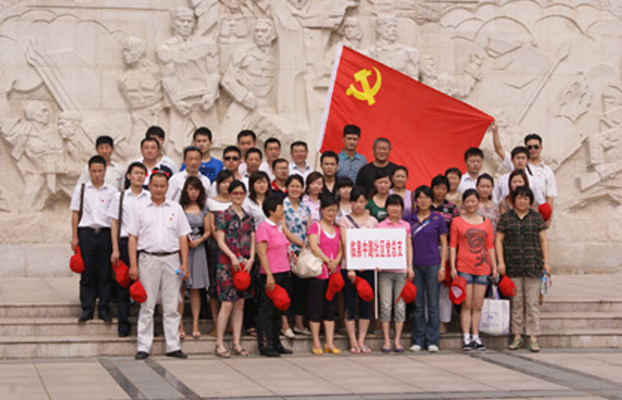 青山埋忠骨，史冊載功勛——記大名集團黨支部大蜀山烈士陵園祭掃活動
