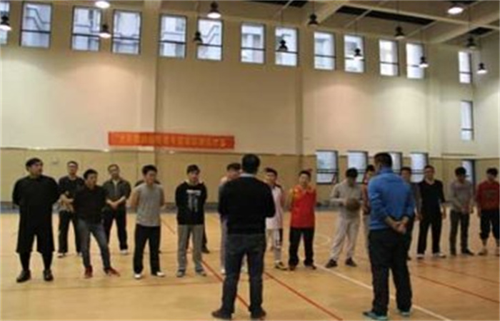 “揮灑汗水、點(diǎn)燃激情、釋放青春正能量”
